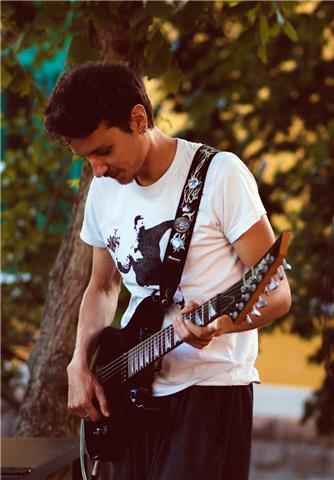 Giovane insegnante con esperienza pluriennale offre lezioni di chitarra e di ukulele a Trieste