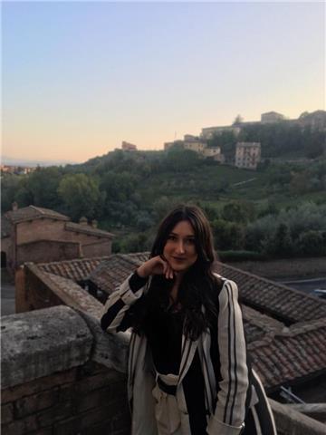 Studentessa universitaria di infermieristica, con diploma di liceo classico, offre ripetizioni o aiuto compiti a ragazzi di elementari e medie