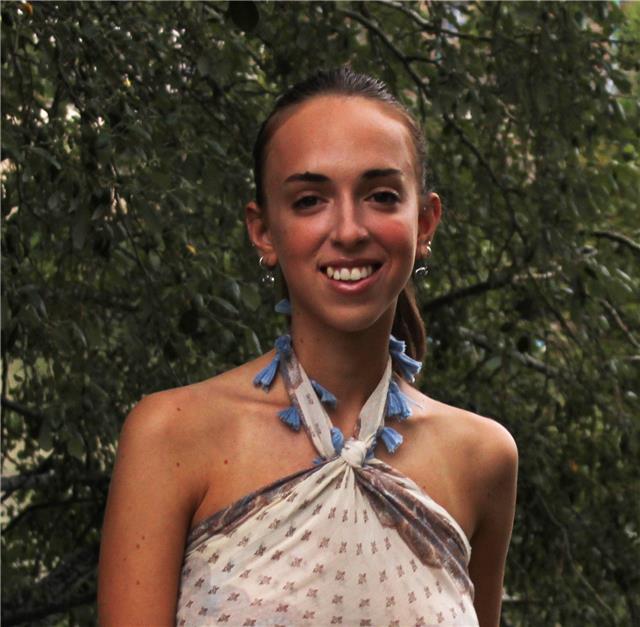 Doy clases de inglés para primaria, eso y bachillerato. hasta la eso imparto también clases particulares de otras materias