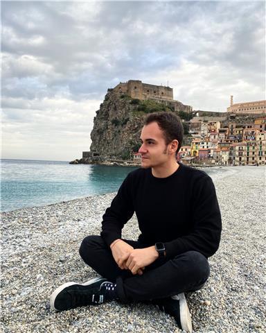 Laureato in lingue e letterature straniere impartiste lezioni di inglese e spagnolo, doposcuola e aiuto compito per ragazzi di elementari e medie