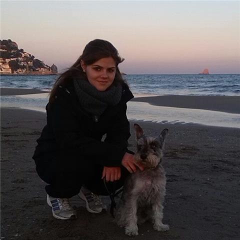 Estudiant universitaria per reforç escolar