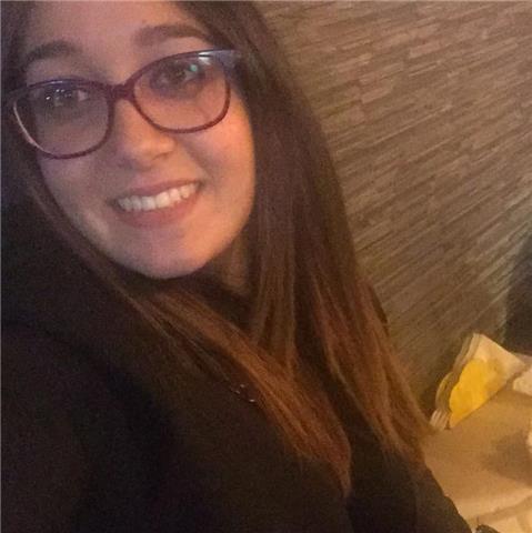 Ragazza diplomata liceo scientifico impartisce lezioni di matematica per studenti di scuole elementari e medie