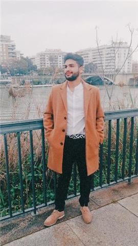 Estudiante de master en dirección de clínica imparte clases de sanidad, bachillerato, primaria y eso