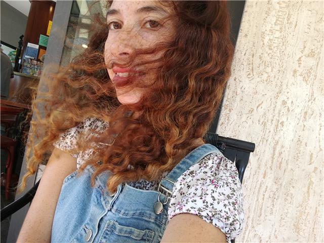 Sono una studentessa universitaria di 23 anni. Mi diletto nella scrittura e nell'arte, da sempre grande lettrice. Conosco italiano, inglese e arabo. 
Ho già avuto esperienza nell'insegnamento privato, sia con i bambini più piccoli, sia con ragazzi delle s
