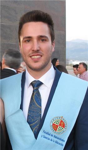 Graduado en Educación Primaria por la Universidad de Jaén, con mención en Inglés y Francés, contando con la D.E.C.A. por la Universidad de Úbeda, y formado en numerosos cursos relacionados con la educación, informática y TICs