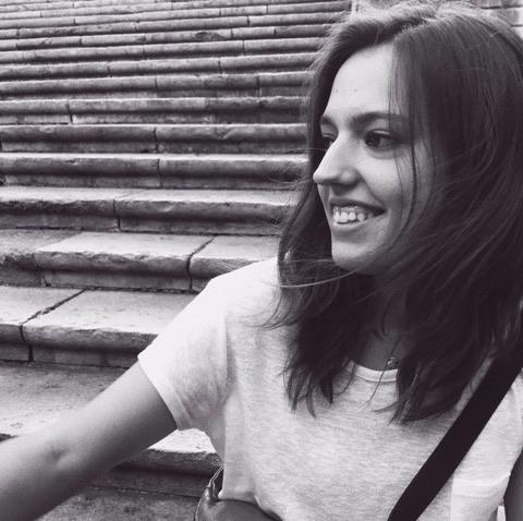 Estudiante de cuarto de química da clases de refuerzo de química y matemáticas