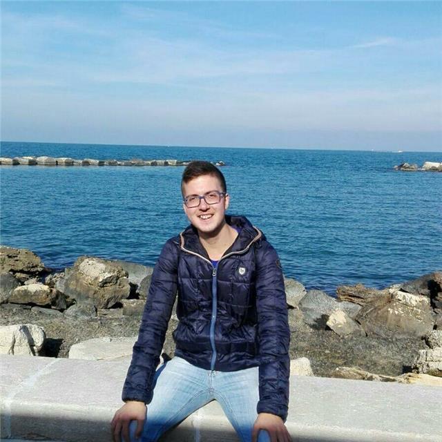 Sono uno studente che impartisce lezioni di matematica per studenti delle scuole medie e delle superiori