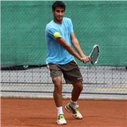 Entrenador de tenis se ofrece para dar clases a todos los niveles