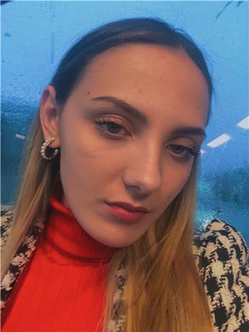 studentessa di quinto anno disposta a dare ripetizioni a medie e elementari