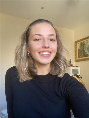 Alumna de segundo de bachiller con muy buen nivel de inglés. Nivel de First