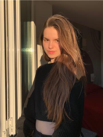 Una profesora de inglés joven ofrece clases particulares