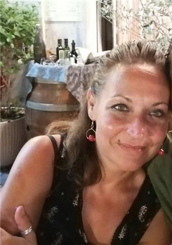 Laureata in scienze dell'educazione impartisce lezioni di italiano, grammatica e letteratura,latino ,scienze pedagogiche