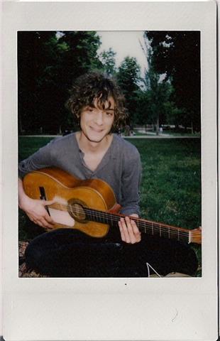 Compositor y profesor de guitarra graduado en musicologia con un mster en composición para bandas sonoras. llevo 7 años dando clases a niños de primaria, infantil, adolescentes y adultos