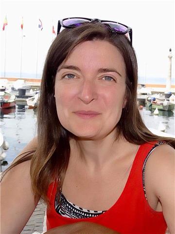 Me llamo sandra y estoy licenciada en geografía. además de impartir esta asignatura, también doy clases de lengua y literatura a todos los niveles, matemáticas (hasta 3° de la eso) y geología. 

llevo más de 5 años dando clases, obteniendo muy buenos resu