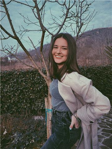 Ragazza di 20 anni disponibile per lezioni private di inglese, storia, scienze, arte, italiano, geografia per alunni di elementari, medie e superiori
