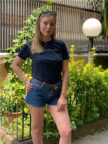 Studentessa liceale, ho lavorato come baby sitter e aiuto compiti, sono rappresentante avon. Mi manca l’ultimo anno per diplomarmi