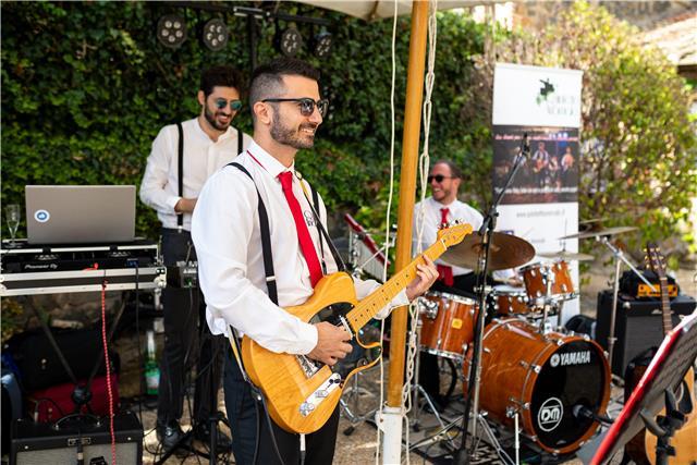 Insegnante di chitarra moderna Blues, Rock, Pop impartisce lezioni di chitarra elettrica ed acustica, sia teoriche che pratiche (strumento, effettistica, sound ecc) a principianti che vogliono SUONARE DA SUBITO IN MANIERA CHIARA