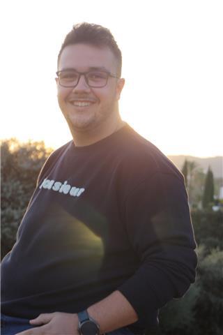 Me considero dinámico, mis alumnos siempre han obtenido buenos resultados. tengo 20 años y doy clases a primaria y 1° y 2° de la e.s.o. no tengo problema en ninguna asignatura excepto idiomas