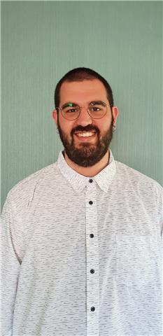 Historiador (con un máster en historia contemporánea), además de haber estudiado múltiples idiomas (inglés, portugués, italiano) y otras ciencias sociales (geografía, sociología, etc.)