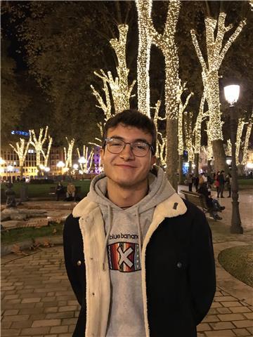Estudiante de derecho y relaciones internacionales, para dar clases de ingles, lengua, ciencias sociales, historia, economía... etc. para primaria, eso y bachillerato