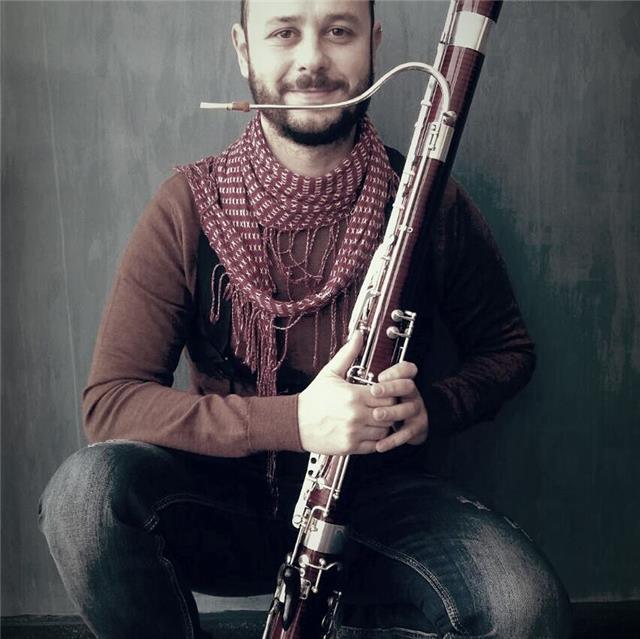Musico profesional, titulado superior de fagot, compagino los escenarios con la educación musical en conservatorio