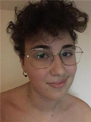 Studentessa del liceo alla ricerca di studenti per ripetizioni di storia, geografia o filosofia