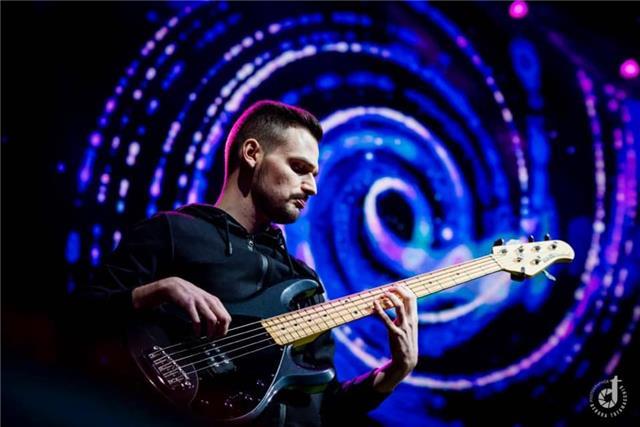 Bassista professionista con esperienza sia come musicista live che come insegnante di strumento offre lezioni private di basso elettrico per allievi di tutte le età