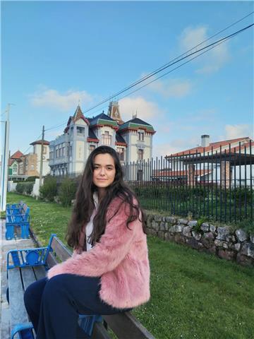 Graduada en Lengua española y sus literaturas ofrece clases particulares