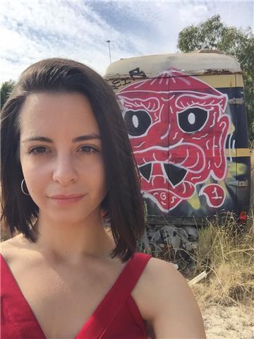 Soy diseñadora gráfica, me considero una persona abierta, curiosa y siempre con ganas de seguir aprendiendo. puedo dar clases particulares a cualquier persona interesada en esta disciplina