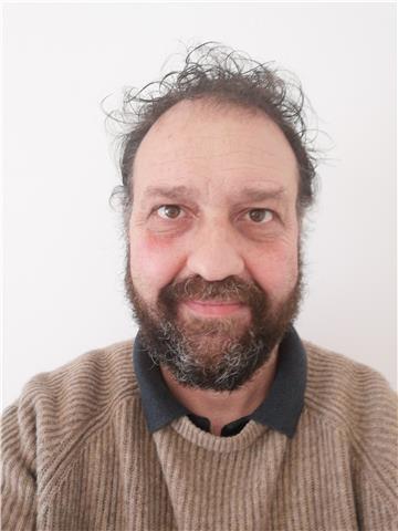 Insegnante laureato in giurisprudenza ed allenatore sportivo (rugby)