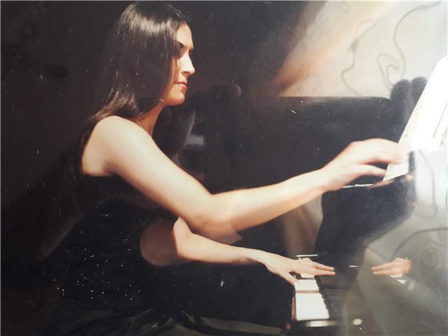 Insegnanti di musica impartiscono lezioni di canto pianoforte chitarra violino , in centro elegante ed accogliente, massima professionalità