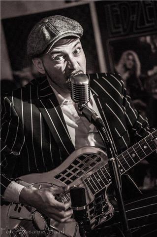 Dobro, slide, fingerpicking