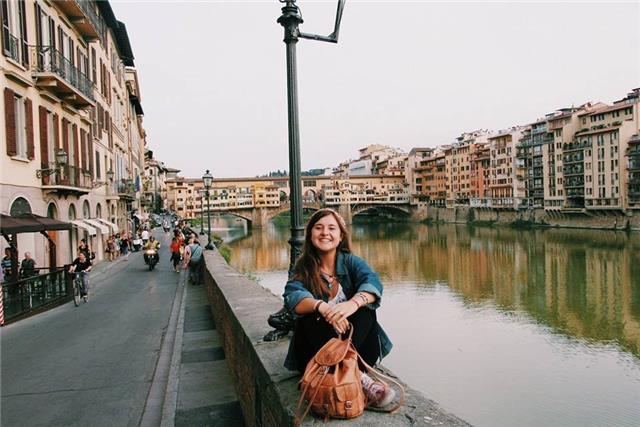 Profesora de apoyo escolar, barchiller y universitario. soy una estudiante de arquitectura y he publicado dos libros