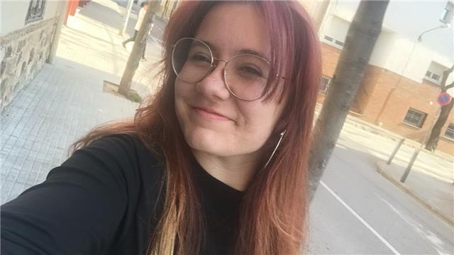 Soy una chica muy simpática y agradable.
Doy clases de matemáticas desde primaria hasta nivel de Bachiller (ya sea social o científico)