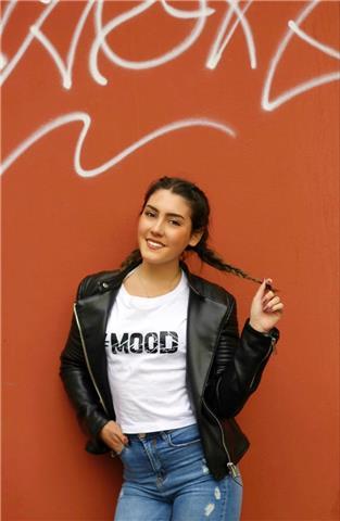 Diplomata in liceo artistico; frequentante di università di beni culturali