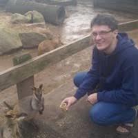 Laureato in economia, certificato insegnante di inglese