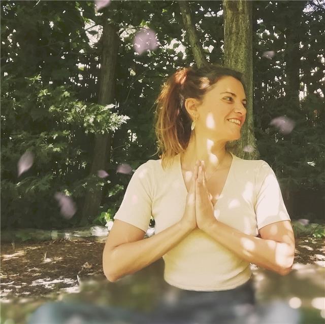 Profesora de yoga presencial individual o grupo