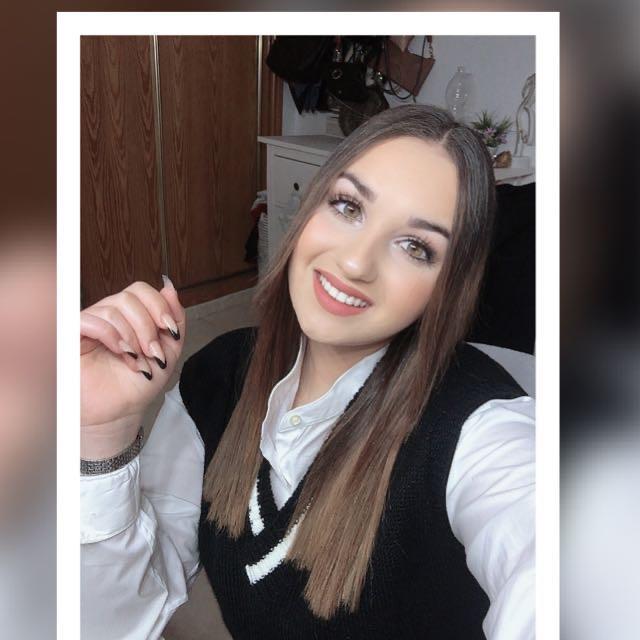 Me gustaría ser profesora de niños del colegia, la edad no me importa. Me sé defender en todas las materias. Soy una persona muy simpática, amable y educa con los niños. Tengo mucha paciencia y no me importa explicárselo de varias maneras