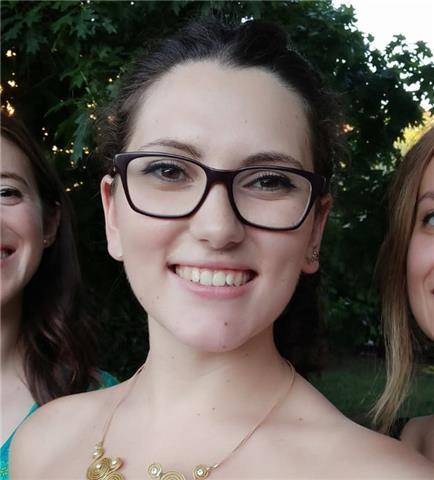Diplomata al Liceo Classico e Laureata con lode in giurisprudenza offre lezioni di greco, latino e italiano