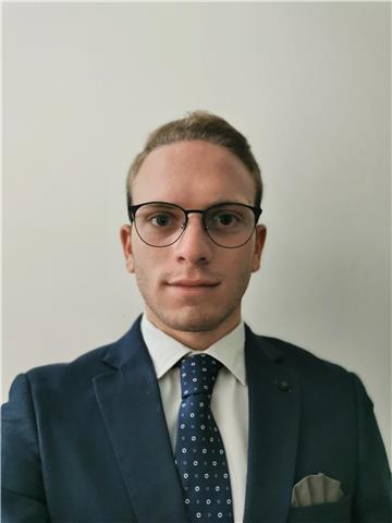 Sono un ragazzo preparato e molto paziente. Credo che fare molti esercizi aiuti a fare proprie le nozioni studiate e a saperle applicare