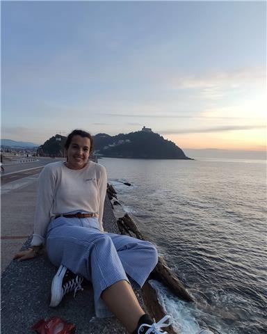 Recién graduada en criminología preparada para dar apoyo escolar a nivel de eso e inferiores