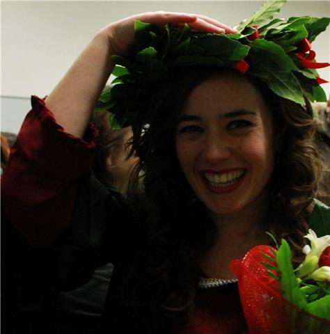Laureata magistrale in Archeologia impartisce lezioni di italiano (grammatica e letteratura), latino, greco antico, storia, geografia e storia dell'arte