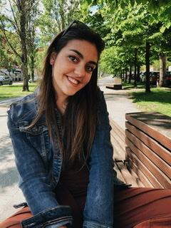 Estudiante de grado superior con bachillerato científico da clases de repaso de primaria y eso