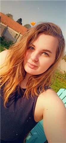 étudiante en économie donne cours de mathématiques