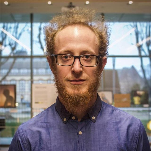 Licenciado en filologia, master en comunicación y doctor en historia contemporanea