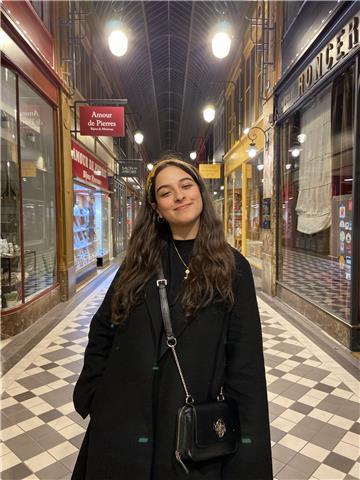 Étudiante en école de commerce internationale à Paris, je suis bilingue en anglais