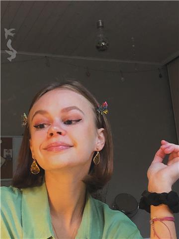 Amoureuse de la langue anglais, je peux donner des cours jusqu'au niveau lycée. Ayant 19ans je saurai utiliser les bonnes méthodes pour les jeunes et prendre le temps qu'il faut