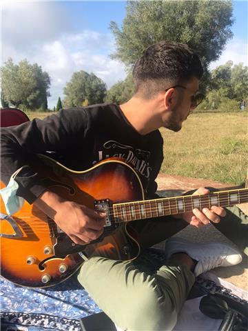 Corsi base chitarra elettrica e classica 
Preparazione ammissione conservatori