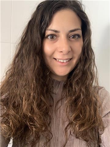 Profesora de inglés imparte clases online o presencial