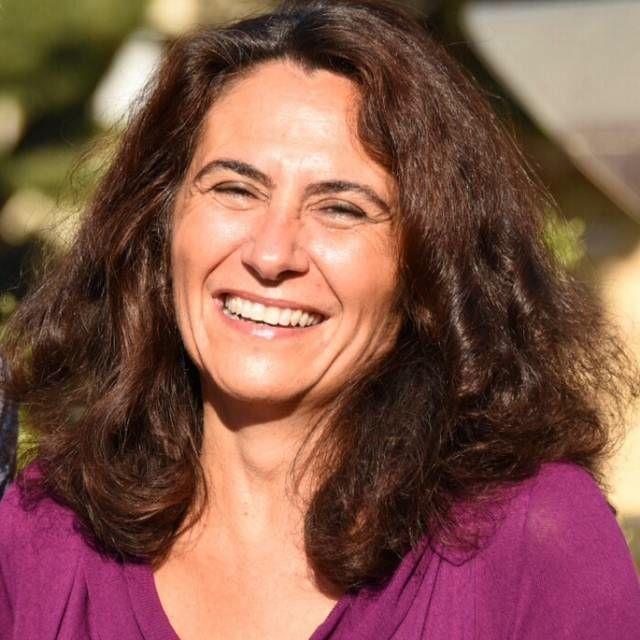 Laureata in lingue e letterature straniere con pluriennale esperienza di insegnamento impartisce lezioni online per ragazzi di scuola media e superiore